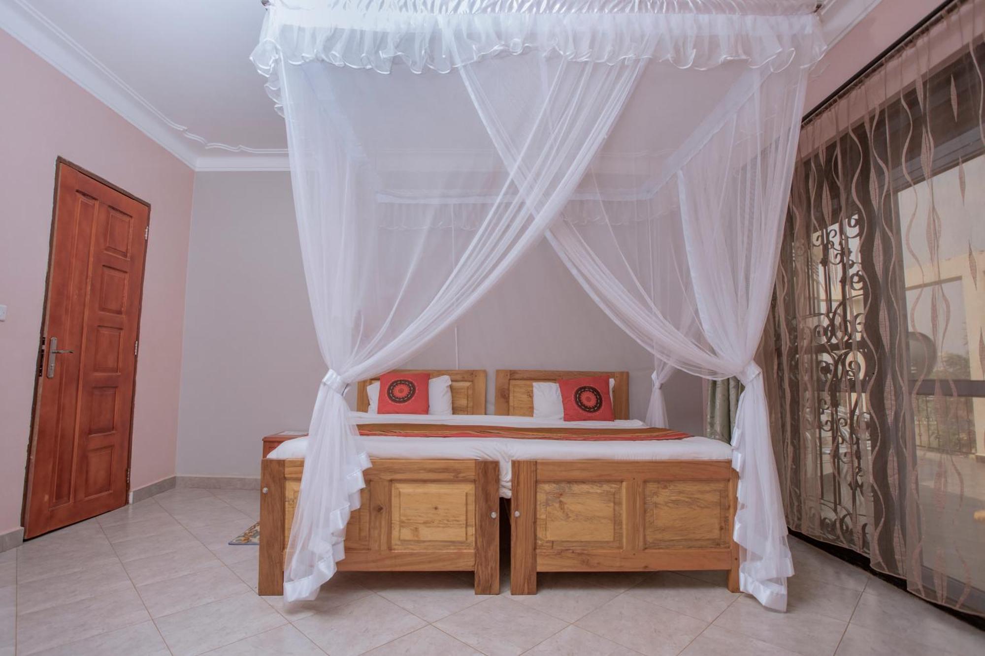 Silver Oaks Hotel Boma Fort Portal Kültér fotó