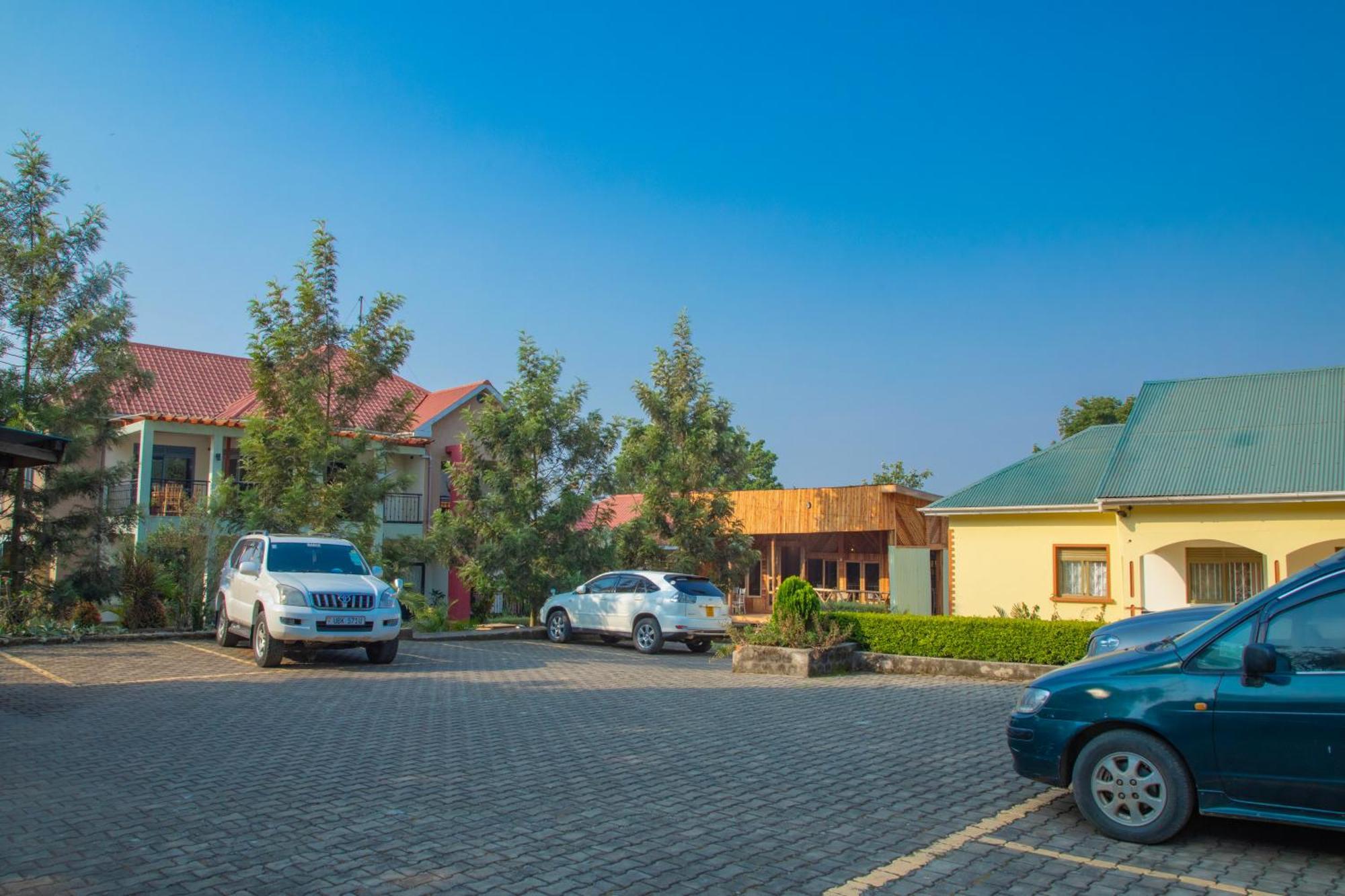 Silver Oaks Hotel Boma Fort Portal Kültér fotó